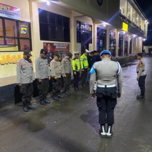 Sie Propam Polres Dompu Laksanakan Pengawasan Apel Malam Piket Jaga