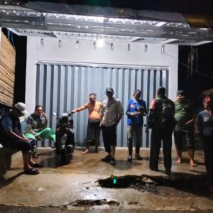 Babinsa Sekotong Sigap Pantau Banjir Malam Hari