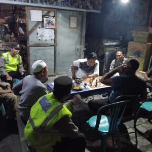 Bersama Warga Polsek Taliwang Jaga Keamanan, Antisiapasi Gangguan Kamtibmas