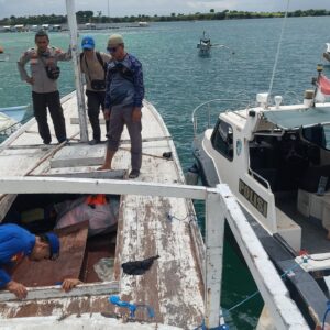 Singgah di Pulau Maringkik, 6 Orang Imigran Gelap Ditangkap Polisi dan diserahkan ke Imigrasi.