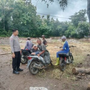 Pererat Silaturahmi, Bhabinkamtibmas Desa Lab Bontong Gencarkan Sambang Desa dan Sosialisasi Kamtibmas