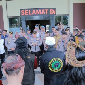 Laskar Sasak Gelar Aksi Konstitusional Dukung Gubernur Iqbal di Polda NTB, Situasi Tetap Kondusif