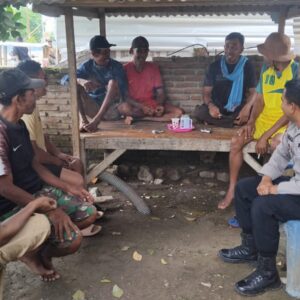 Bhabinkamtibmas Polres Bima Kota Sambang Warga, Himbau Jaga Keamanan dan Sosialisasikan Layanan 110